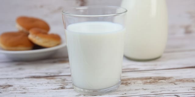 สาเหตุของอาการแพ้นมวัว Lactose Intolerance อาหารที่คนแพ้นมวัวควรหลีกเลี่ยง